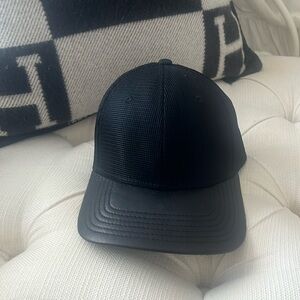 Gents black, leather look brim cap